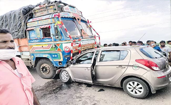 Lorry Hits Car Massive Road Accident In Sangareddy District - Sakshi