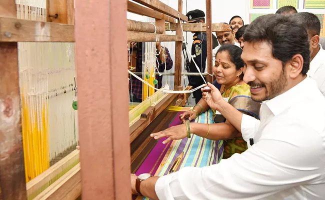 National Handloom Day 2021: Glory Of Handloom Industry In AP - Sakshi