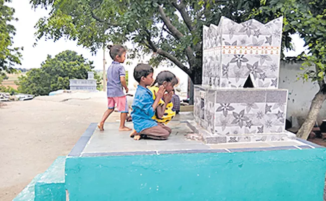 Tombs In Front Of House in Village, Kurnool District  - Sakshi