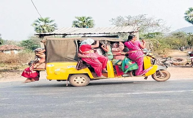 TSRTC Reduces Pallevelugu Buses In Villages - Sakshi