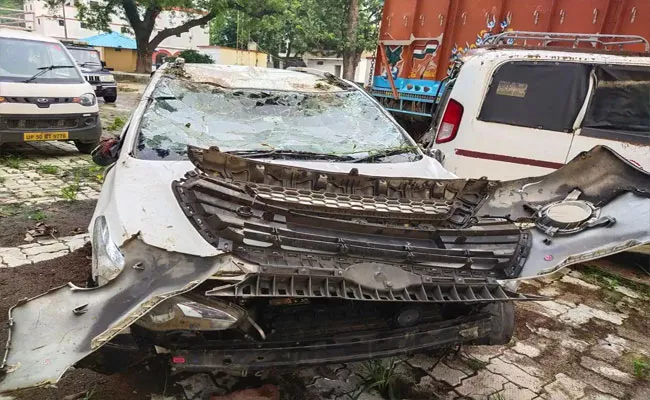 Uttar Pradesh: 5 Dead Including 3 Children As Car Falls Into Gorge - Sakshi