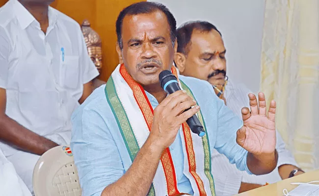 Komatireddy Venkat Reddy Criticized That If Hitler ALive He Would Cry See To KCR - Sakshi