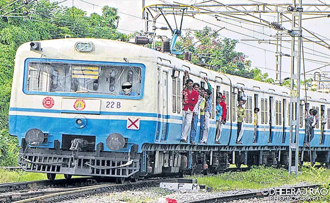 Hyderabad: Even 30000 People Are Not Using MMTS Services In A day - Sakshi