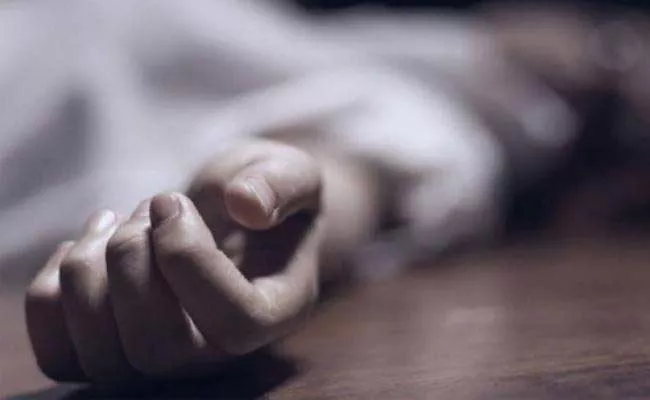 Without Children Husband Takes Last Breath In Tirupati - Sakshi