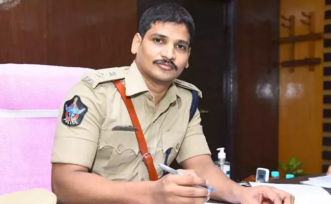 SP Sudheer Kumar Reddy Transferred 32 Policemen Kurnool District - Sakshi