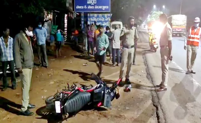 Road Accident In Gannavaram - Sakshi