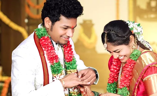 Jabardasth Avinash Exclusive Engagement Photos Goes Viral In Social Media - Sakshi