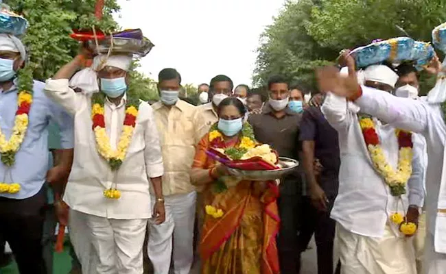 Minister Peddireddy Present Silk Clothes To Kanipakam Vinayaka - Sakshi