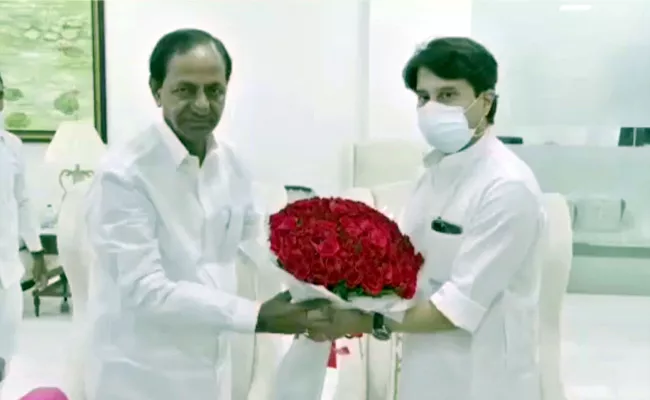 Union Minister Jyotiraditya Scindia Meet CM KCR At Pragathi Bhavan - Sakshi