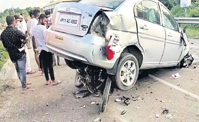 Three Deceased In Road Accident In Hyderabad - Sakshi