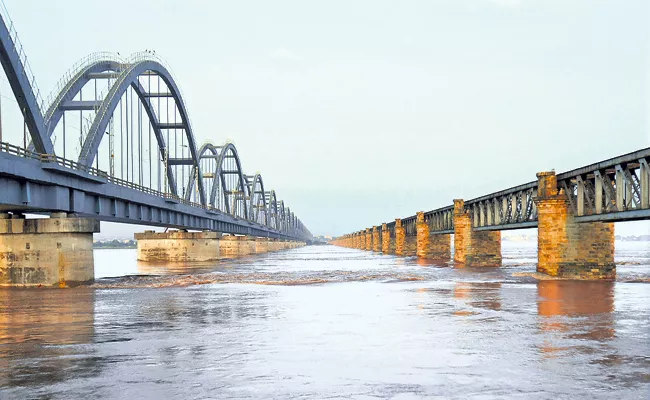 Flood receding in Godavari - Sakshi