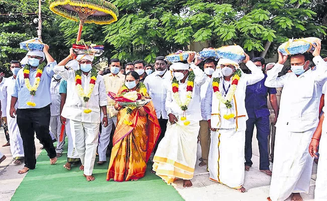 Peddireddy Ramachandra Reddy Given Silk Clothes To Lord Ganesh - Sakshi