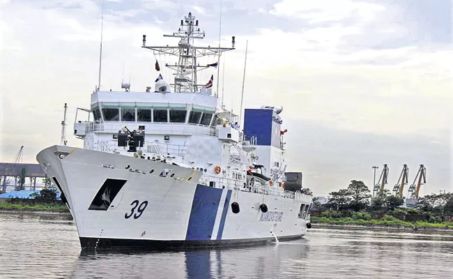 ICGS Vigraha Ship Reached Visakhapatnam - Sakshi