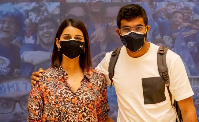 IPL 2021: Sanjana Ganesan and Jasprit Bumrah enjoying quarantine UAE - Sakshi