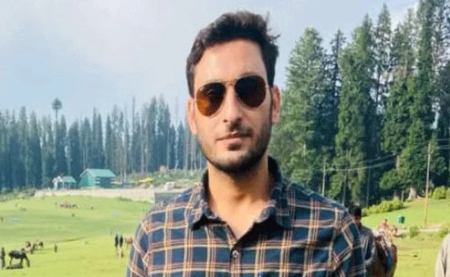 Police officer killed in suspected terrorist attack in Srinagar - Sakshi