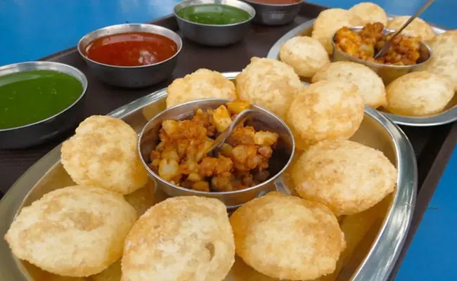 Pani Puri Vendor Celebrates Daughter Birth, Offers Free Snacks Worth Rs 40000 - Sakshi