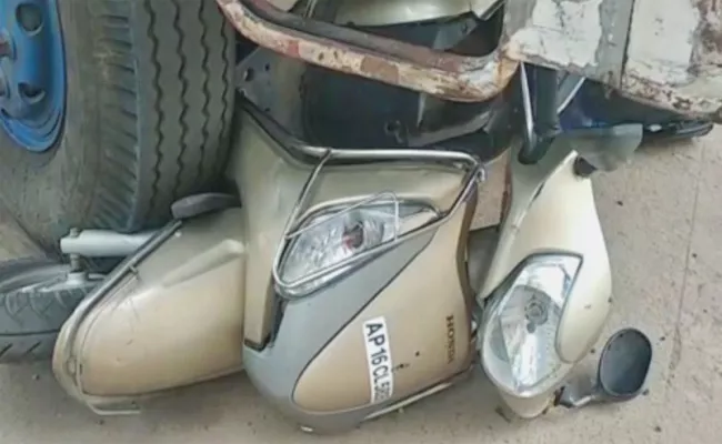 Mother And Daughter Succumbs In Lorry Scooty Collision At Tenali - Sakshi