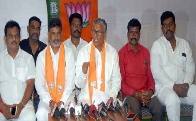 BJP Leader NVSS Prabhakar Comments On TRS Party In Karimnagar - Sakshi