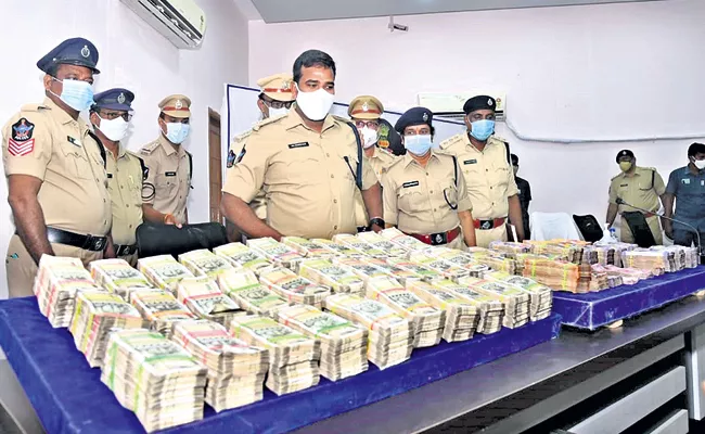 Three suspects arrestet in robbery case - Sakshi