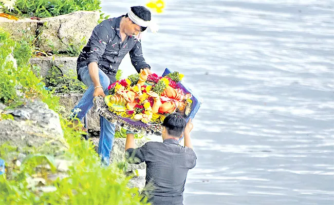 Still Confused Continue On Ganesh Idol Immersion In Hussain Sagar - Sakshi