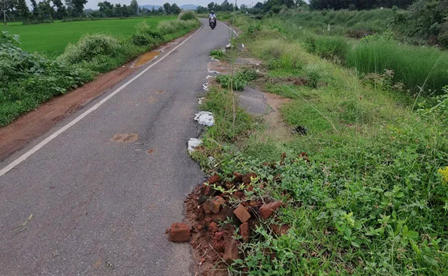 TDP Leader Kuna Ravi Kumar Defective Works In Amadalavalasa - Sakshi