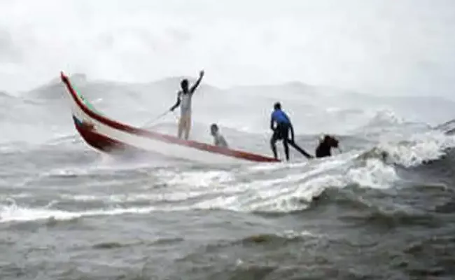 AP Govt Alert: Fishermen Boats Stuck At Coast Of Odisha - Sakshi