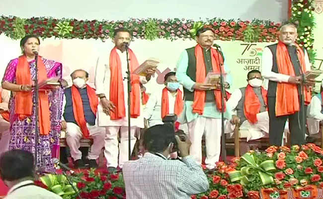 Gujarat Ministers Takes Oath In Raj Bhavan Gandhi Nagar - Sakshi