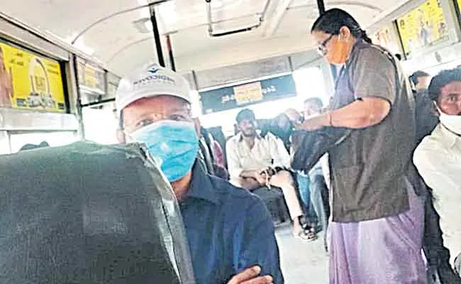 RTC MD Sajjanar Incognito Trip To Inspect TSRTC Bus - Sakshi