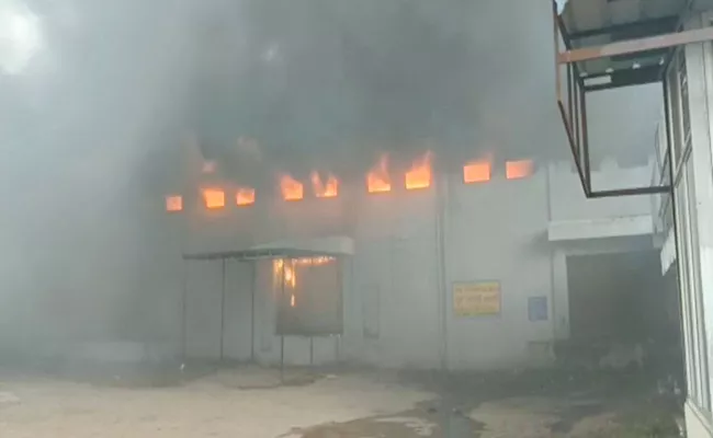 Fire Accident At Pedda Amberpet Hyderabad - Sakshi