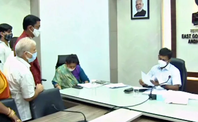 33 Corporators Submit No Trust Motion To Collector Against Kakinada Mayor - Sakshi