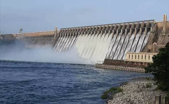 Heavy Water Flow In Nagarjuna Sagar Project Dam In Nalgonda - Sakshi