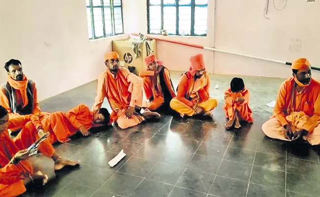 Monks Attempted kidnapping of Tenth class girls - Sakshi