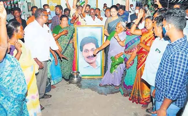 Yadavalli Dalit Farmers Perform Palabhishekam To CM YS Jagan Flexy - Sakshi