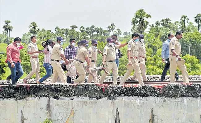 Saidabad rape accused found dead on railway tracks near Jangaon - Sakshi