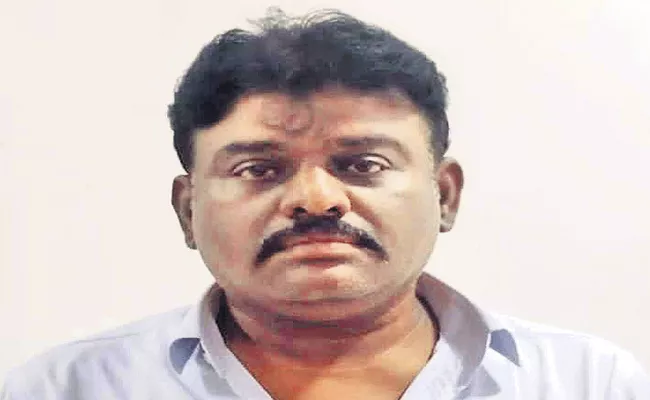 Fake IPS officer arrested Vijayawada - Sakshi