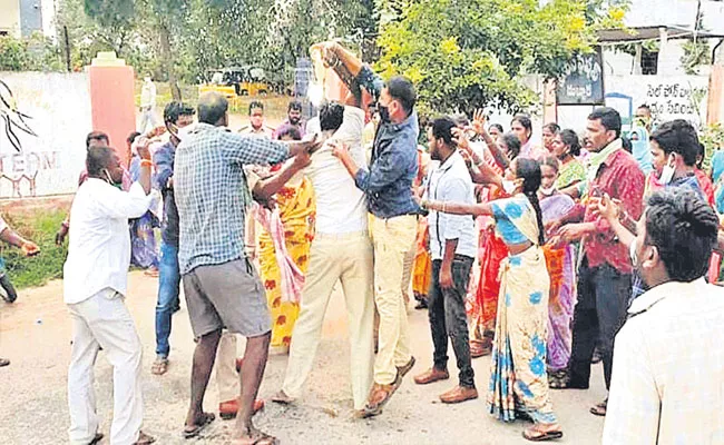 Men Commit Suicide Infront Of Police Station In  - Sakshi