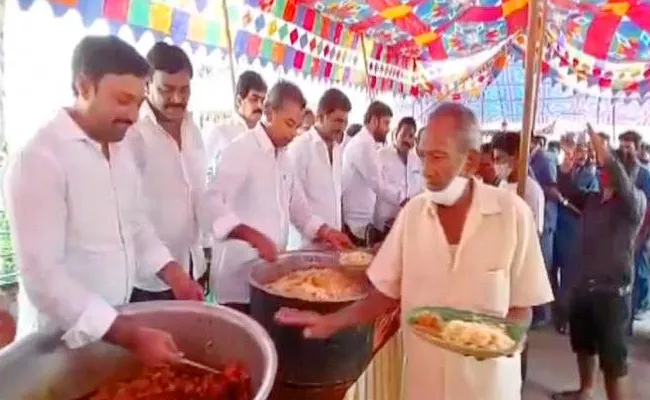 YSRCP Leaders Offering Free Food In Vijayawada - Sakshi