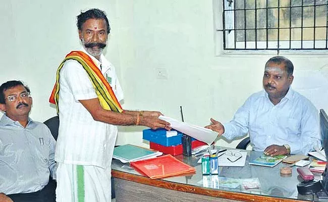 Padmarajan Tamil Nadu India Book Records Contest Elections Over Country - Sakshi