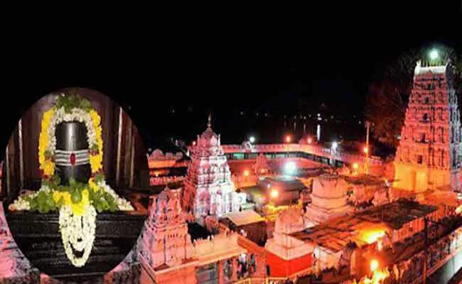 Vemulwada Temple Open Garbhagudi Doors For Devotees In Karimnagar - Sakshi