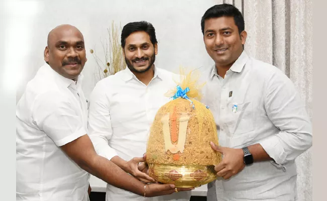 Balapur Laddu: MLC Ramesh Yadav With Laddu Meet YS Jagan  - Sakshi