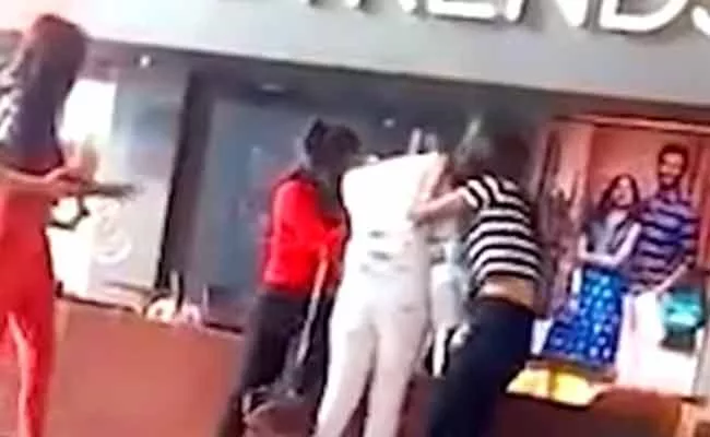 Viral Video: Three Young Girls Fight Over Boyfriend In Shopping Mall - Sakshi