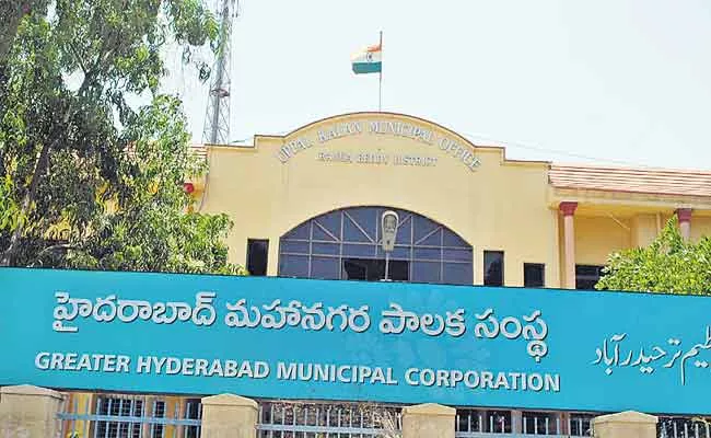 HMDA: Sanitary Field Assistant Demanding Money In Hyderabad - Sakshi