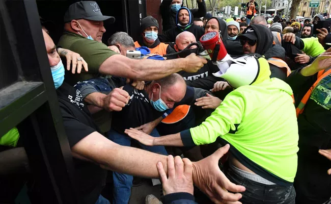 Protest Against Vaccine Mandate in Melbourne Australia Clash with Police - Sakshi