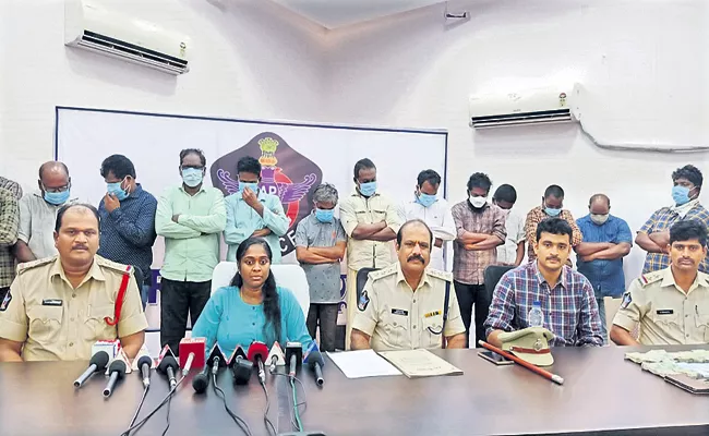 Poker game played at forest area arrested by police - Sakshi