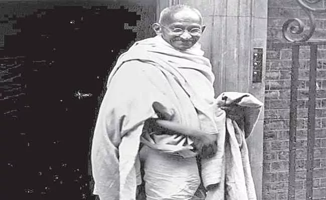 Mahatma Gandhi And His Dhoti Ideology For Hundred Years - Sakshi