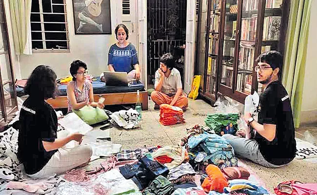 Kolkata: Humans Of Patuli Puja Gift For Needy Women Cotton Saree - Sakshi