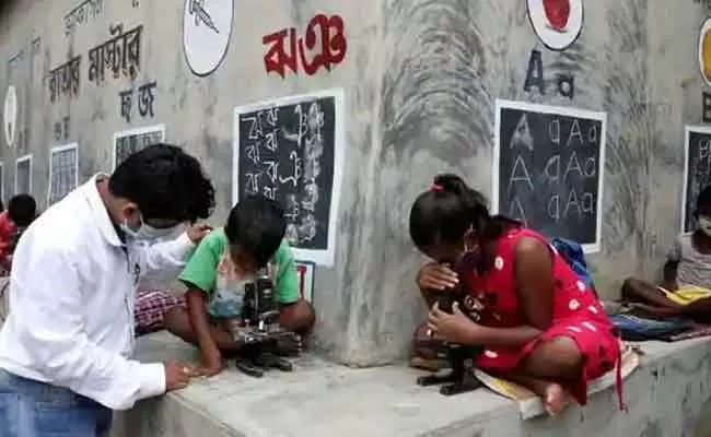 Teacher Has Painted Black Color On Roadside Walls For Class At West Bengal - Sakshi