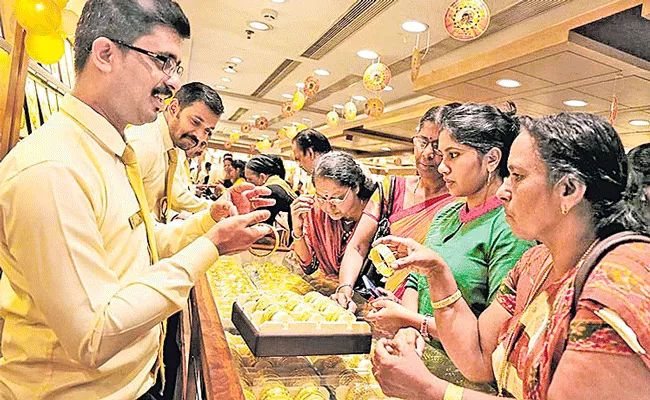 28 percent people are planning to Gold purchase this Diwali  - Sakshi