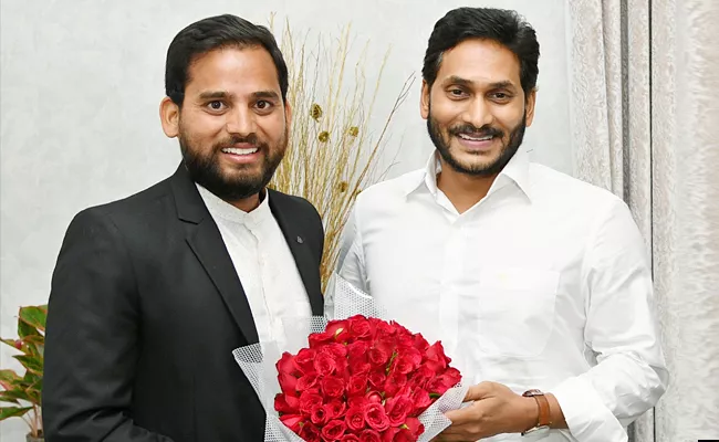 Telangana Mountaineer Angothu Thukaram Meets To CM YS Jagan - Sakshi