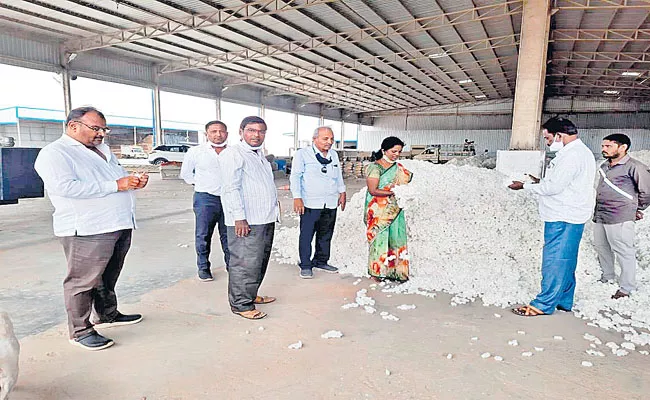 Karimnagar Jammikunta Cotton Rs 7800 For Quintal - Sakshi